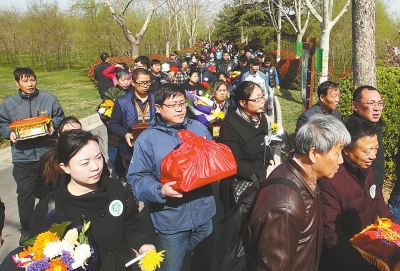 鄭州第十屆集體樹(shù)葬公益活動(dòng)舉行 10年來(lái)868個(gè)家庭參與其中