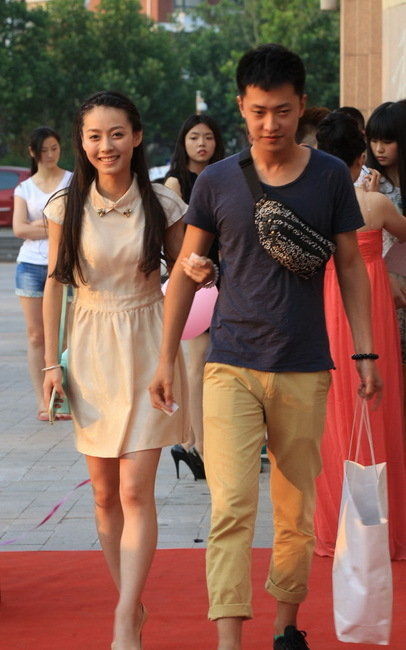 鄭州高中生舉辦畢業(yè)舞會走紅毯擺明星范兒