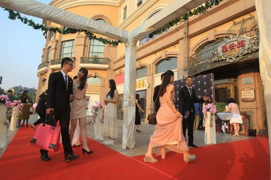 鄭州高中生舉辦畢業(yè)舞會走紅毯擺明星范兒