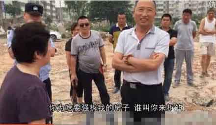 強(qiáng)拆現(xiàn)場(chǎng)拆遷戶痛哭 干部大笑:不服告政府(圖)