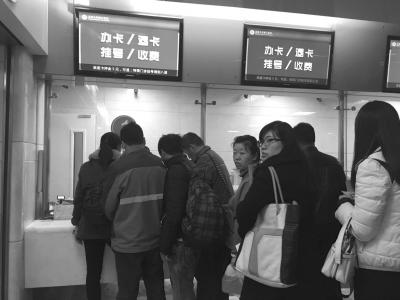 “紅棉服”（排在第二位者）帶“新人”辦就診卡。