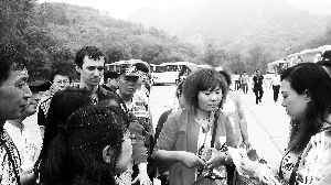 無證導(dǎo)游張女士右一退還游客的二次收費(fèi)費(fèi)用。北京晨報(bào)記者