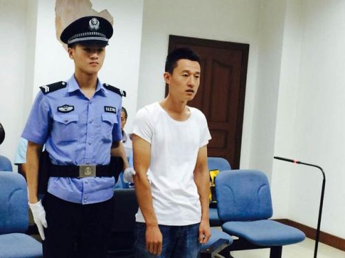 合租房里室友吵人起爭執(zhí) 男子為護(hù)女友持刀傷人