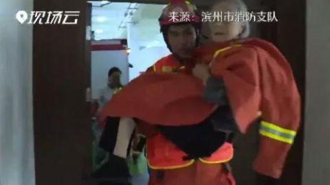 9旬老人被困水中，消防員救出后還幫她換上干凈襪子
