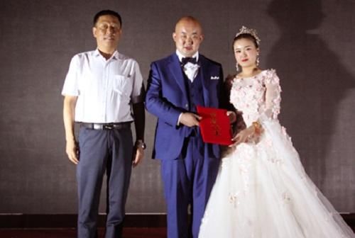 煙臺(tái)市希望辦主任谷勤海為新人頒發(fā)證書
